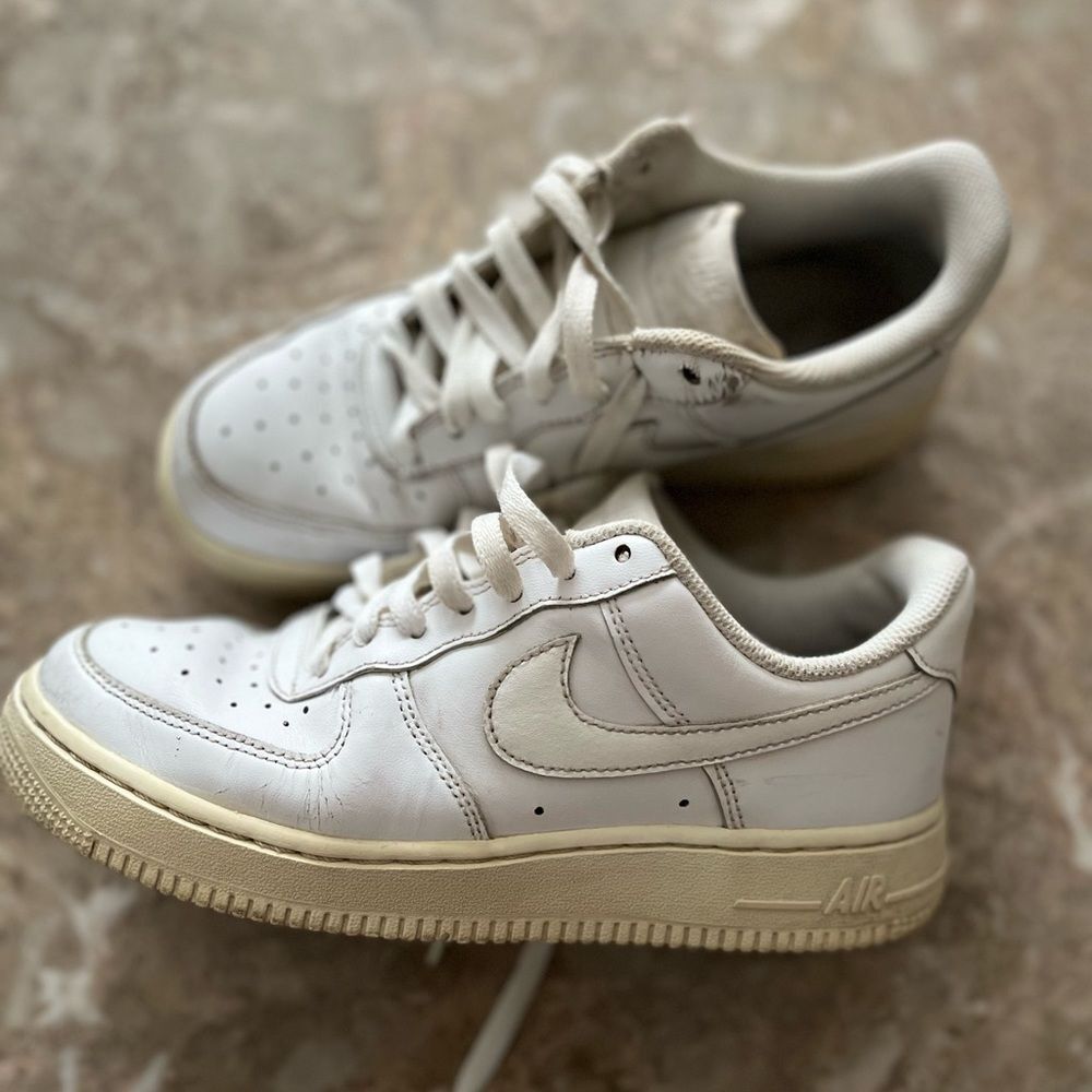 Nike white tennis shoes, preowned, overall in pretty good condition, size 7